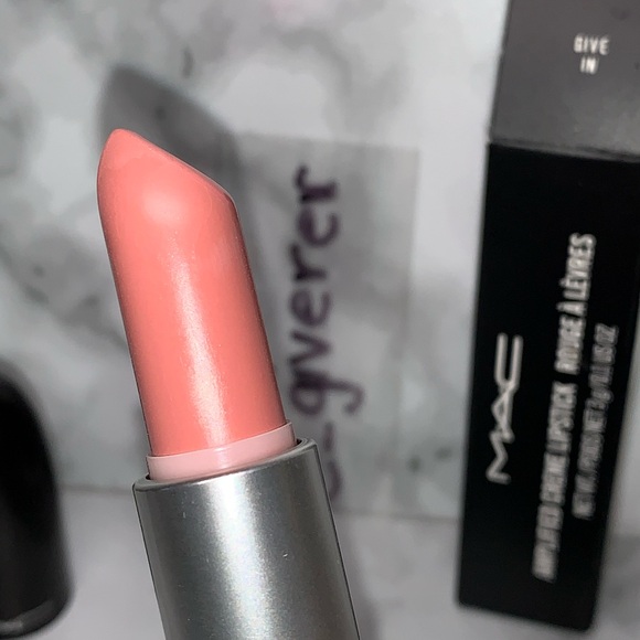 GIVE IN Amplified Lipstick MAC - Picture 4 of 13